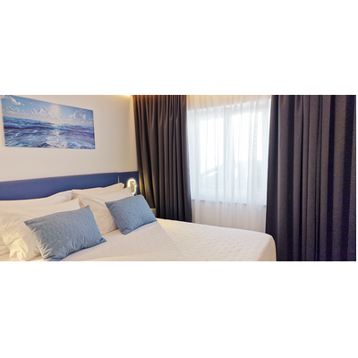 <br />O quarto dispõe de uma ampla cama king size, garantindo um descanso de elevada qualidade, complementada por um espaço organizado com toucador e roupeiro. Para maior conveniência, é disponibilizado um tabuleiro de boas-vindas com chaleira, seleção de chá, café e água.