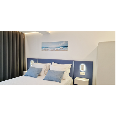 <br />O quarto dispõe de uma ampla cama king size, garantindo um descanso de elevada qualidade, complementada por um espaço organizado com toucador e roupeiro. Para maior conveniência, é disponibilizado um tabuleiro de boas-vindas com chaleira, seleção de chá, café e água.