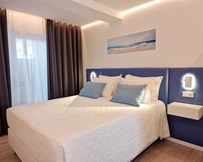 Quarto de casal adaptado para pessoas com mobilidade reduzida