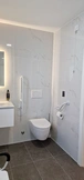 Quarto de casal adaptado para pessoas com mobilidade reduzida, com cama de 160x200, tabuleiro de boas vindas, água filtrada, casa de banho privada com duche, wc, lavatório, secador de toalhas, secador de cabelo, atoalhados e produtos de higiene naturais 100% vegan